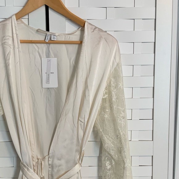 👰♀️ NORDSTROM LACE ROBE 👰♀️ - Picture 3 of 6